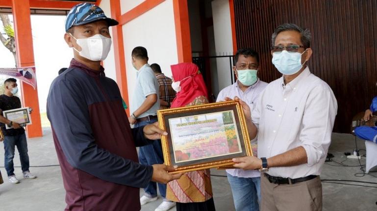 Wali Kota Genius Umar saat menyerahkan penghargaan kepada tim BPKPD Kota Pariaman yang raih juara 1 dalam lomba bunga, Minggu (11/4). (Dok : Istimewa)