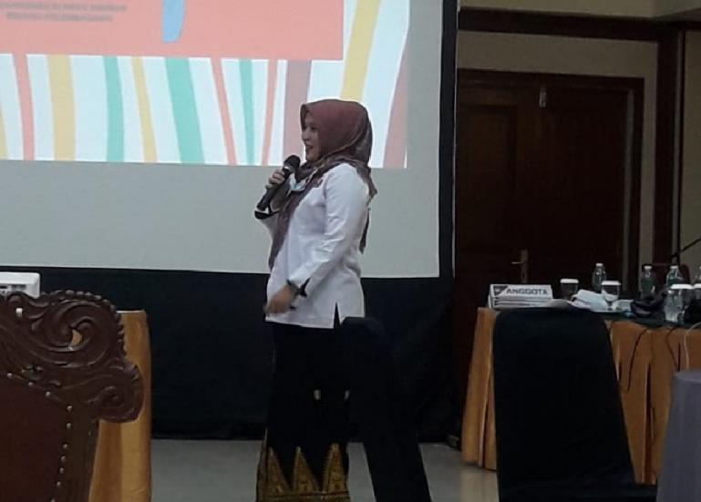 Komisioner KI Sumbar, Tanti Endang Lestari saat berikan paparan dalam rapat evaluasi KPU se Sumbar di Bukittinggi. (Dok : Istimewa)