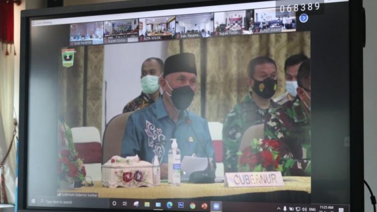 Gubernur Sumbar, Mahyeldi Ansharullah saat memimpin rakor kepala daerah terkait antisipasi penyebaran Covid-19 jelang Lebaran, Kamis (22/4). (Dok : Istimewa)