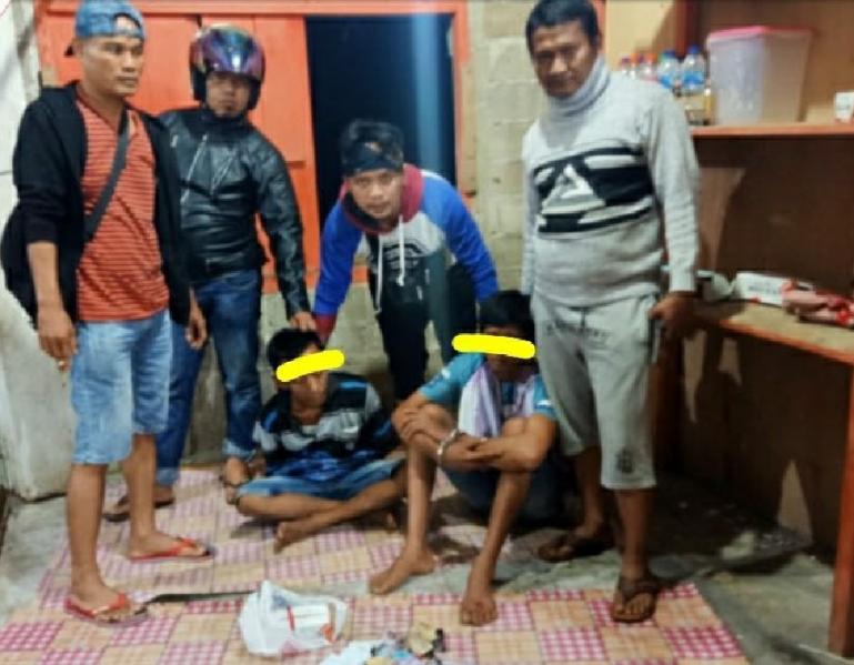 Dua dari lima pemain judi song yang berhasil ditangkap anggota Polsek Pancung Soal, Sabtu dini hari (17/4). (Dok : Istimewa)