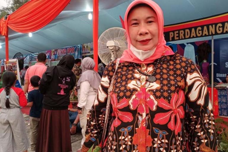 Ketua DPRD Kota Pariaman, Fitri Nora mengapresiasi festival bunga yang diadakan Pemko Pariaman, Jumat (9/4). (Dok : Istimewa)