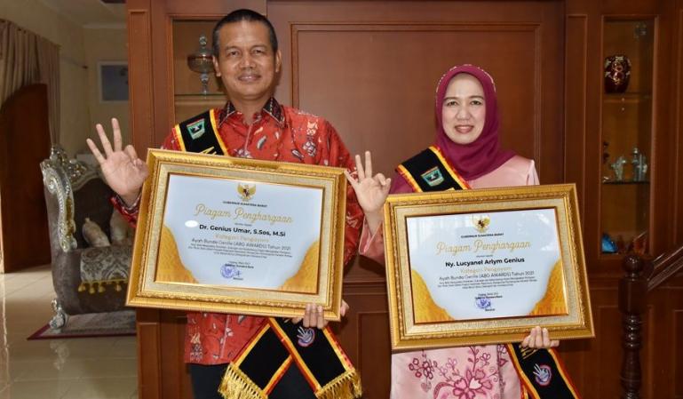 Wali Kota Pariaman, Genius Umar Rangkayo Rajo Gandam, beserta Ketua TP PKK Kota Pariaman, Lucyanel Arlym saat menerima anugerah GenRe Award Sumbar 2021, Minggu (4/4). (Dok : Istimewa)