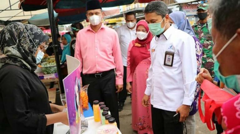 Wali Kota Pariaman, Genius Umar saat mendampingi Kepala BBPOM Sumbar, Firdaus Umar dan timnya saat meninjau pasa pabukoan di Kota Pariaman, Kamis (15/4). (Dok : Istimewa)