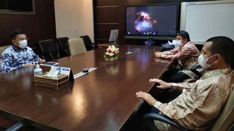 Wako Genius Umar saat diskusi soal pelaksanaan program pembangunan di Kota Pariaman dengan pihak Bappenas RI, Kamis (29/4). (Dok : Istimewa)