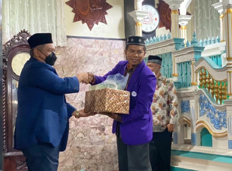 Ketua Bappilu DPW NasDem Sumbar, Ardyan serahkan bantuan kepada pengurus Masjid Jamik Bukittinggi saat lakukan Safari Ramadan, Sabtu (17/4).