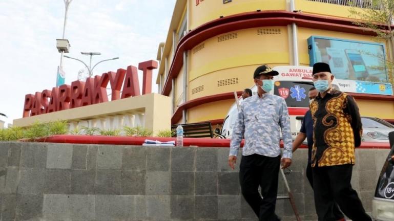 Wali Kota Genius damping Gubernur Sumbar, Mahyeldi Ansharullah saat meninjau pasar rakyat yang akan diresmikan Wapres Ma'ruf Amin, Minggu sore (4/4). (Dok : Istimewa)