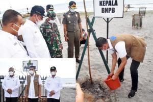 Kepala BNPB, Doni Monardo menanam pohon di kawasan Pantai Ma'ruf Amin, Pariaman, Rabu sore (14/4). (Dok : Istimewa)