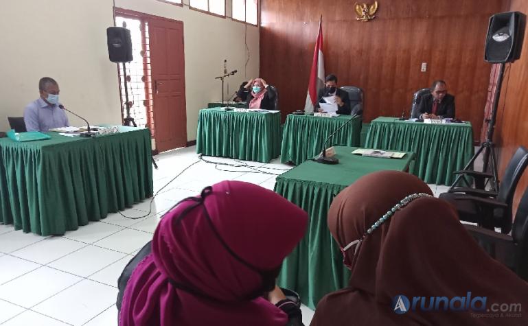 Suasana sidang sengketa informasi antara pemohon Syafri Isran dan Termohon Sekkab Agam diwakili Kabag Hukum, Desmawati, di KI Sumbar, Padang, Kamis (15/4). ( Foto : Arzil)