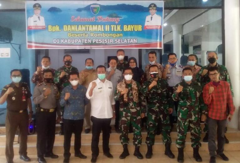 Danlantamal II Padang, Laksamana Pertama TNI Hargianto saat bersama Bupati Pessel Rusma Yul Anwar, Kamis (8/4). (Dok : Istimewa)