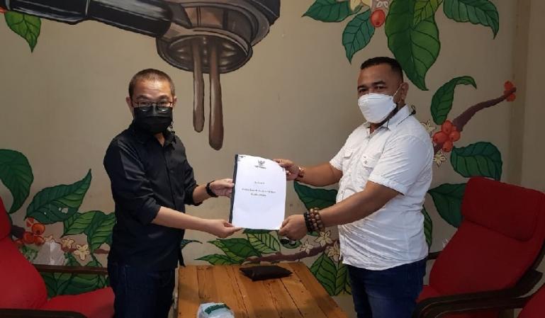 Anggota KI Sumbar, Adrian Tuswandi saat menerima bahan kuisioner IKIP 2021 yang telah diisi Musfi Yendra, di Padang, Selasa (30/3) lalu. (Dok : Istimewa)