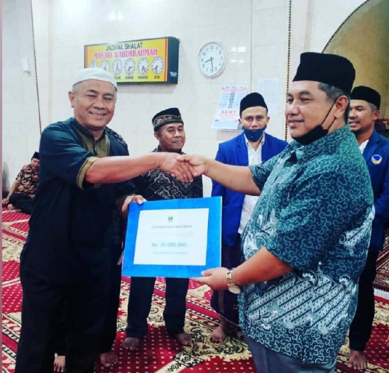 Ketua Badan Pemenangan Pemilu (Bappilu) DPW Partai NasDem Sumbar Ardyan saat serahkan bantuan kepada pengurus Masjid Baburahmah, Jorong Rajo Dani, Padang Gantiang, Kamis malam (15/4).