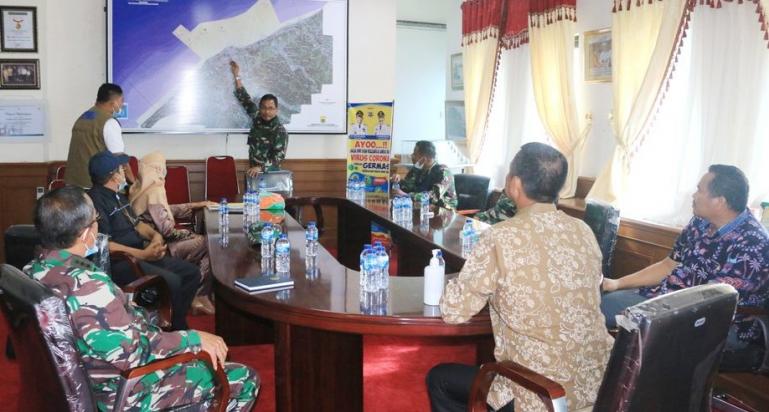 Danlantamal II Padang, Laksamana Pertama Hargianto memaparkan teknis simulasi bencana kepada Wali Kota Pariaman, Genius Umar, Kamis (1/4). (Dok : Istimewa)