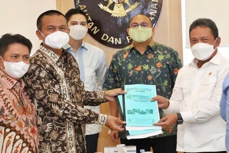 Wali Kota Pariaman, Genius Umar saat menyerahkan proposal pembangunan sector kelautan dan perikanan kepada Menteri KKP, Sakti Wahyu Trenggono di Jakarta, Senin (12/4).