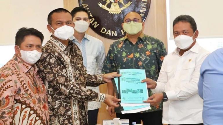 Wali Kota Pariaman, Genius Umar saat menyerahkan proposal pembangunan sector kelautan dan perikanan kepada Menteri KKP, Sakti Wahyu Trenggono di Jakarta, Senin (12/4). (Dok : Istimewa)