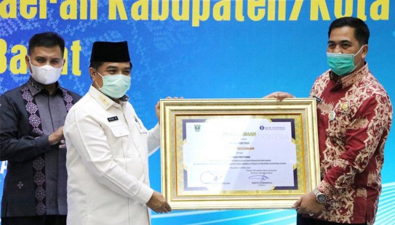 Sekko Pariaman, Ahmad Zakri saat menerima penghargaan TP2DD Sumbar dari Kepala BI Sumbar, Wahyu Purnama, Jumat (9/4). (Dok : Istimewa)