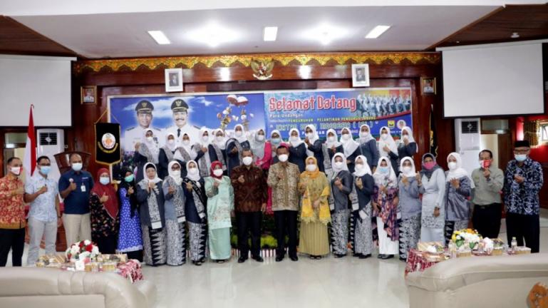 Wako Genius Umar beri arahan dalam pelantikan pengurus IBI Kota Pariaman yang baru, Kamis (1/4). (Dok : Istimewa)