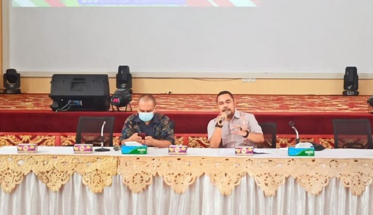 Komisioner KI Sumbar, Adrian Tuswandi saat jadi pembicara dalam workshop penyusunan daftar informasi publik, yang diadakan di Painan Convention Center, Kamis (8/4). (Dok : Istimewa)