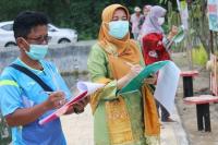 Tim I Juri, Mulyadi (kiri) saat penilaian taman bunga OPD di Pantai Kata, Jumat (9/4/) kemarin. (Dok : Istimewa)
