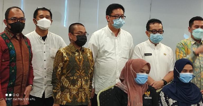 Para informan ahli saat mengikuti FGD IKIP Sumbar bersama Pokja IKIP Nasional di salah hotel di Kota Padang, Jumat (23/4)). (Dok : Istimewa)