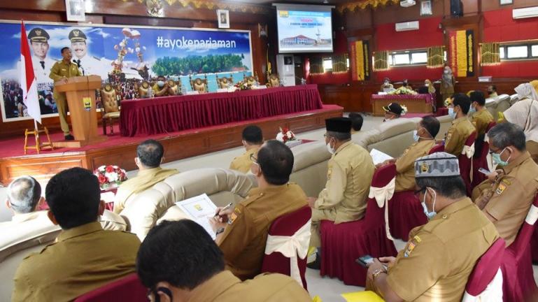 Sejumlah kepala OPD di Pariaman mendengarkan arahan Wali Kota Genius Umar dalam forum OPD yang dilaksanakan Bappeda setempat, Senin (5/4). (Dok : Istimewa)