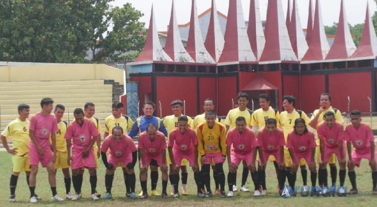 Tim PWI Sumbar berfoto bersama dengan All Star Semen Padang FC dan PWI Riau sebelum laga dimulai, di Stadion Haji Agus Salim, Sabtu (10/4). (Foto : Can)