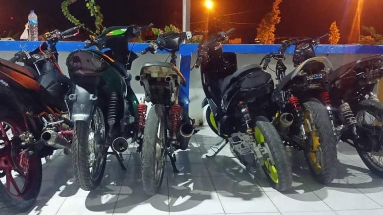 Deretan motor yang ditahan Satlantas Polres Pariaman yang diduga akan lakukan aksi balap liar, Sabtu malam (17/4). (Dok : Istimewa)
