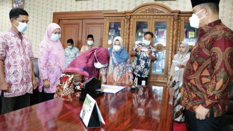 Wawako Mardison Mahyuddin saat melantik tiga orang penyuluh pertanian muda, Kamis (1/4/2021), (Dok : Istimewa)