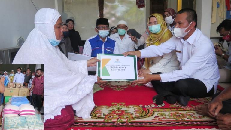 Wako Genius serahkan bantuan bagi korban yang alami kebakaran di Desa Desa Rawang, Rabu (14/4). (Dok : Istimewa)