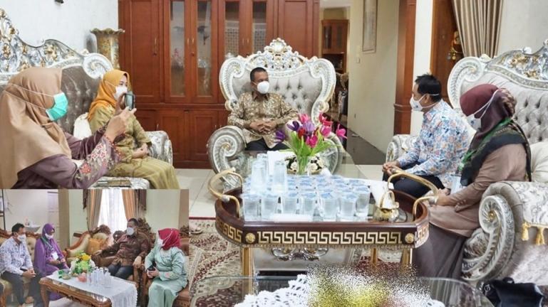 Wako Pariaman, Genius Umar saat didata petugas dari DP3AKB kota setempat, Kamis (1/4). (Dok Istimewa)