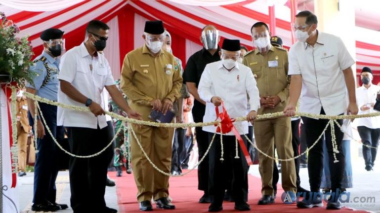 Wapres Ma'ruf Amin didamping Gubernur Sumbar dan Wako Pariaman menggunting pita peresmian Pasar Rakyat Pariaman, Selasa (6/4). (Dok : Istimewa)