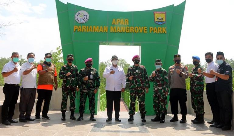 Wawako Mardison bersama Wadan Lantamal II Padang, Kolonel Mar FJH Pardosi seusai menanam mangrove di kawasan wisata Mangrove Park, Pariaman, Rabu (7/4). (Dok : Istimewa)