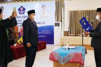 Wali Kota Pariaman, Genius Umar saat melantik Yota Balad sebagai Sekko Pariaman yang definitive, Kamis (15/4). (Dok : Istimewa)