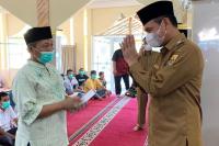 Pemko Intervensi Pengentasan Kemiskinan: 60 Mustahik Terima Zakat