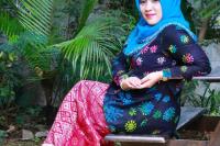 Komisioner KI Sumbar Apresiasi Pelaku UMKM Asal Lunang: Dewi, Hasilkan Kreasi Batik Bermotif Virus Corona