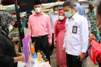 BBPOM Tinjau Pasa Pabukoan di Kota Pariaman: Genius Minta Pedagang Tetap Jaga Kebersihan Dagangan dan Gunakan Prokes