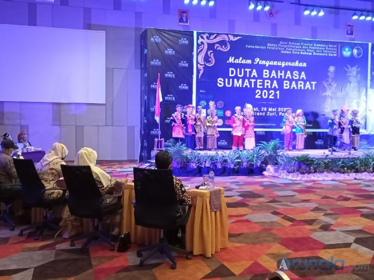 Dewan juri saat memberikan pertanyaan kepada para peserta pemilihan Duta Bahasa Sumbar 2021, Jumat malam (28/5). ( Foto : Arzil)