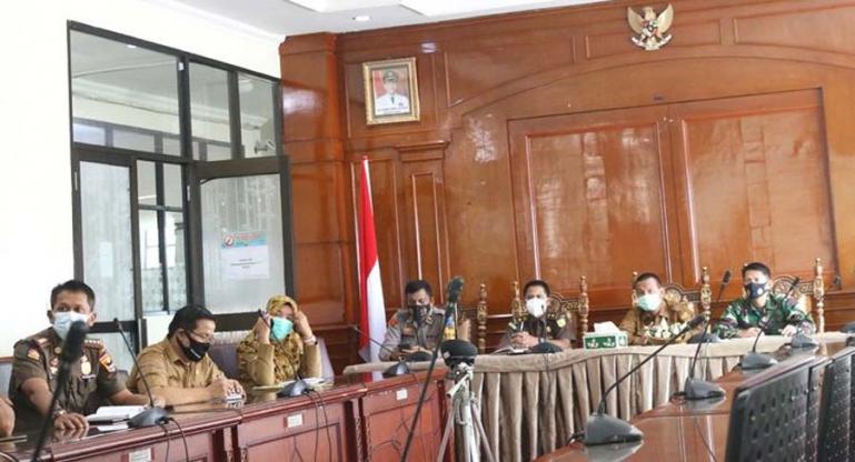 Wali Kota Genius Umar bersama jajarannya saat ikuti rapat dengan Mendagri melalui vidcom di Pariaman, Senin (3/5). (Dok : Istimewa)