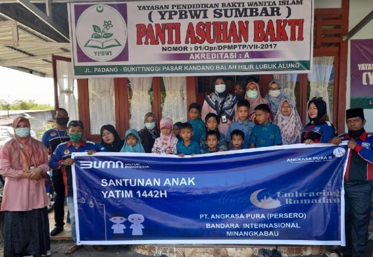 PT AP II BIM menyerahkan santunan kepada 300 orang anak yatim yang ada di Kanagarian Katapiang dan Kecamatan Lubuk Alung, Senin (3/5). (Dok : Istimewa)