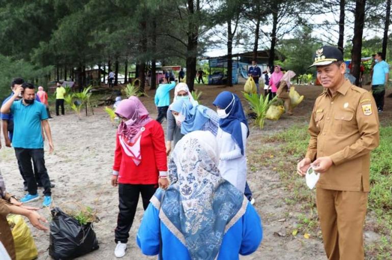 Wali Kota Pariaman, Genius Umar meninjau kegiatan gotong royong membersihkan kawasan pantai jelang datangnya Menteri KKP ke kota itu. Senin (31/5). (Dok : Istimewa)