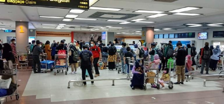 Suasana para penumpang pesawat yang baru sampai ke Padang di terminal kedatangan BIM pada Rabu (5/5) malam sekitar pukul 21.35 WIB. (Dok : Istimewa)