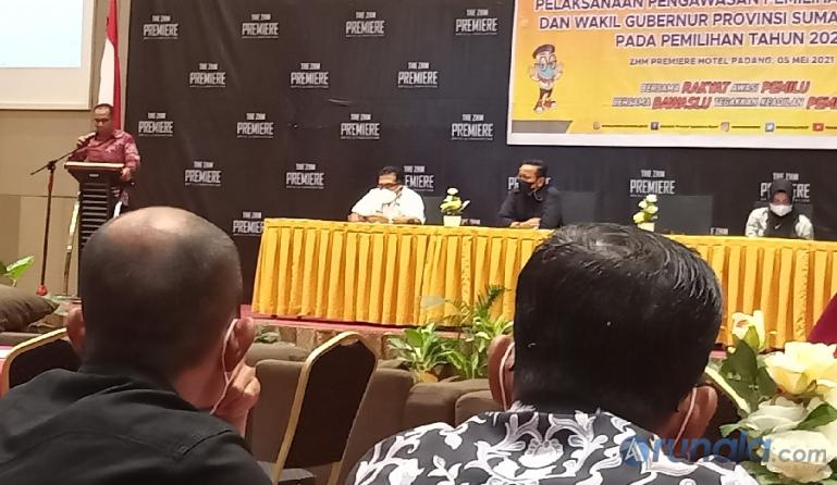 Pimpinan Bawaslu Sumbar, Vifner saat membuka rapat evaluasi menyangkut pengawas Bawaslu di Pilkada Sumbar tahun kemarin. (Foto : Arzil)