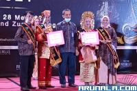 Kepala Balai Bahasa Sumbar, Aminulatif bersama para pemenang pemilihan Duta Bahasa Sumbar 2021, Jumat malam (28/5). (Foto : Arzil)