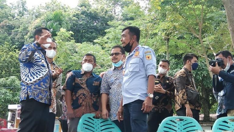 Bupati Tanahdatar, Eka Putra saat meninjau keberadaan Kapal BA Ombilin di Danau Singkarak, Kamis (27/5). (Dok : Istimewa)