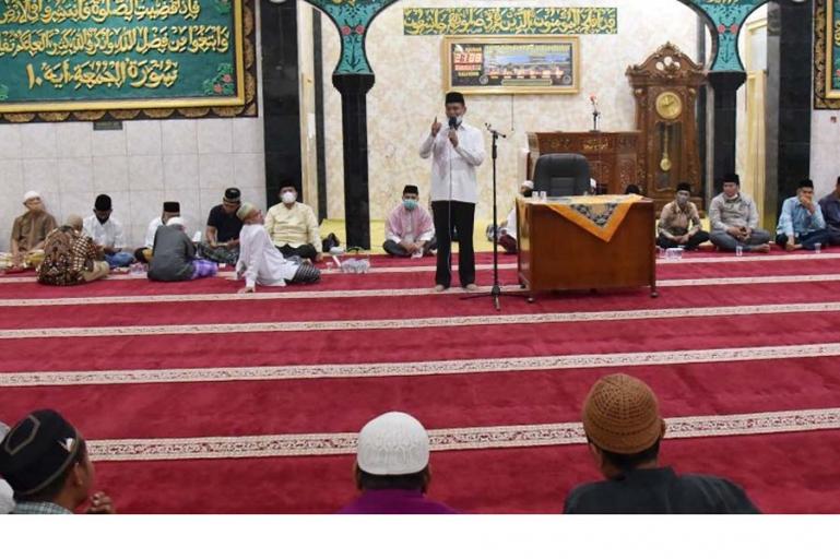 Wali Kota Pariamanm Genius Umar saat berikan arahan saat membuka Tabligh Akbar peringatan Nuzul Al Quran di Masjid Raya Kampung Baru, Kecamatan Pariaman Tengah, Sabtu malam (1/5). (Dok : Isitmewa)