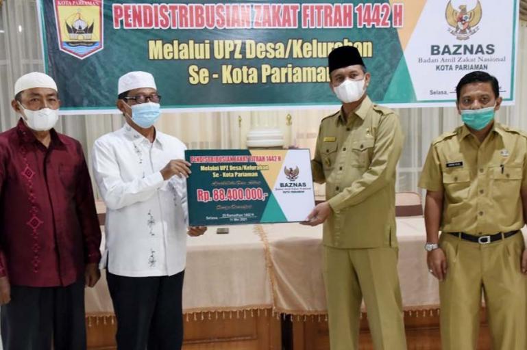 Wali Kota Pariaman, Genius Umar saat salurkan zakat fitrah kepada  68 Unit Pengumpul Zakat di kota itu, Selasa (11/5). (Dok : Istimewa)