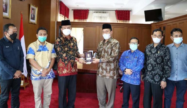 Wali Kota Pariaman, Genius Umar saat menerima kunjungan Rektor IAIN Batusangkar, Marjoni Imamora, Kamis (27/5). (Dok : Istimewa)