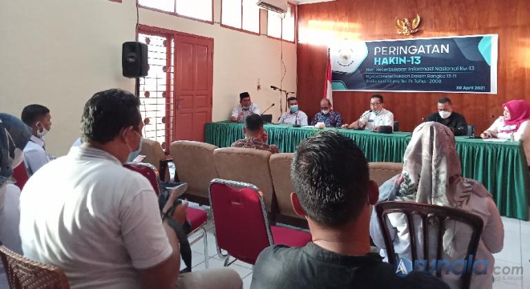 Suasana diskusi Keterbukaan Informasi Publik yang digelar KI Sumbar di kantornya, Jumat (30/4). (Foto : Arzil)