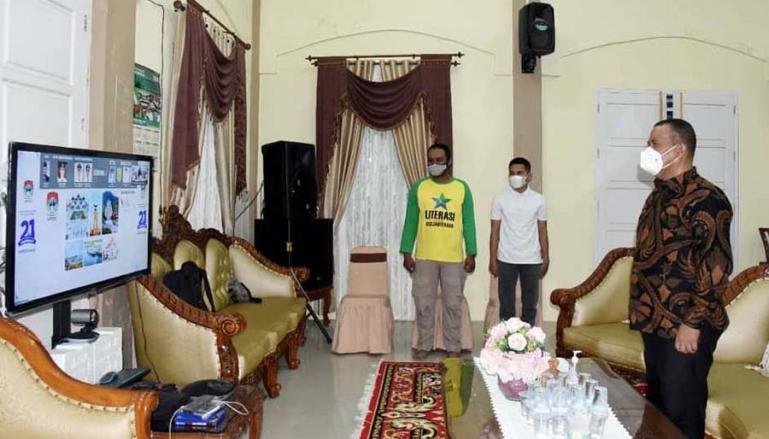 Wakil Wali Kota Pariaman, Mardison Mahyuddin, dengan serius mengikuti pelaksanaan Apeksi ke 21 tahun ini secara virtual, Selasa (25/5), (Dok : Istimewa)