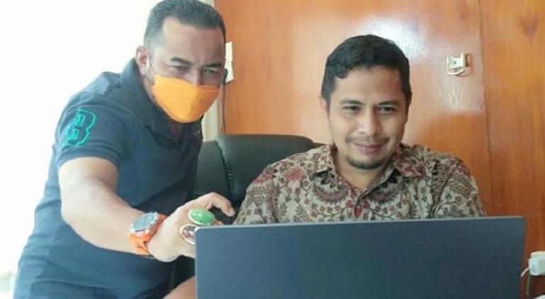 Ketua KI Sumbar, Nofal Wiska didampingi Komisioner KI Sumbar, Adrian Tuswandi saat ikuti rakernis KI se Indonesia secara virtual di Padang, Jumat (28/5). (Dok : Istimewa)