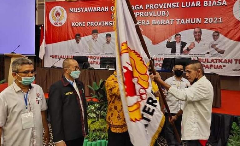 Agus Suardi alian Abien menerima Pataka KONI Sumbar setelah terpilih secara aklamasi sebagai ketua umum yang baru dalam Musprovlub KONI Sumbar, Minggu (9/5). (Dok : Istimewa)